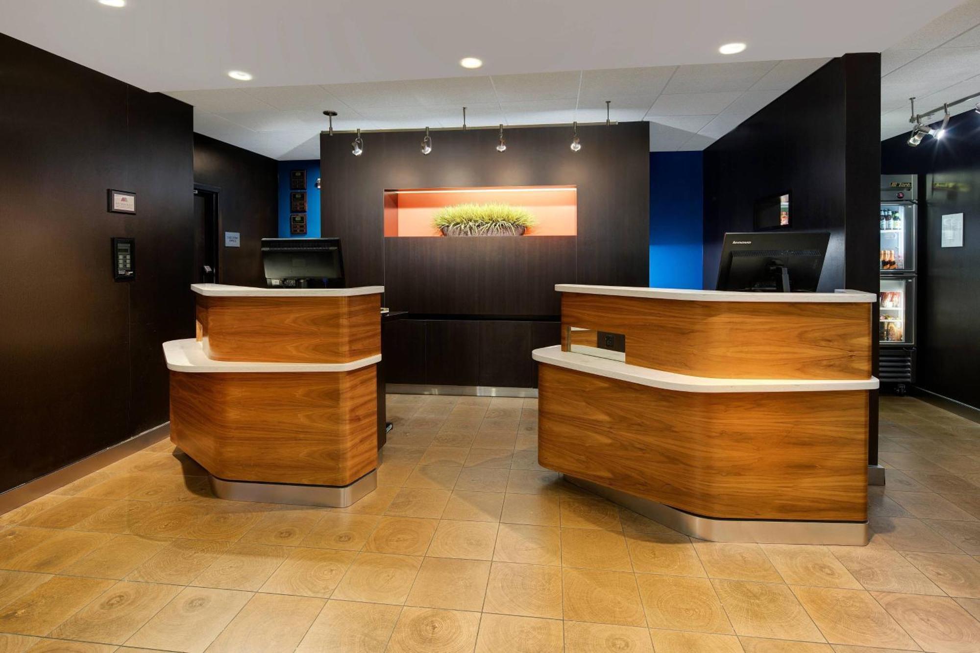 Courtyard Dallas Addison Midway Экстерьер фото
