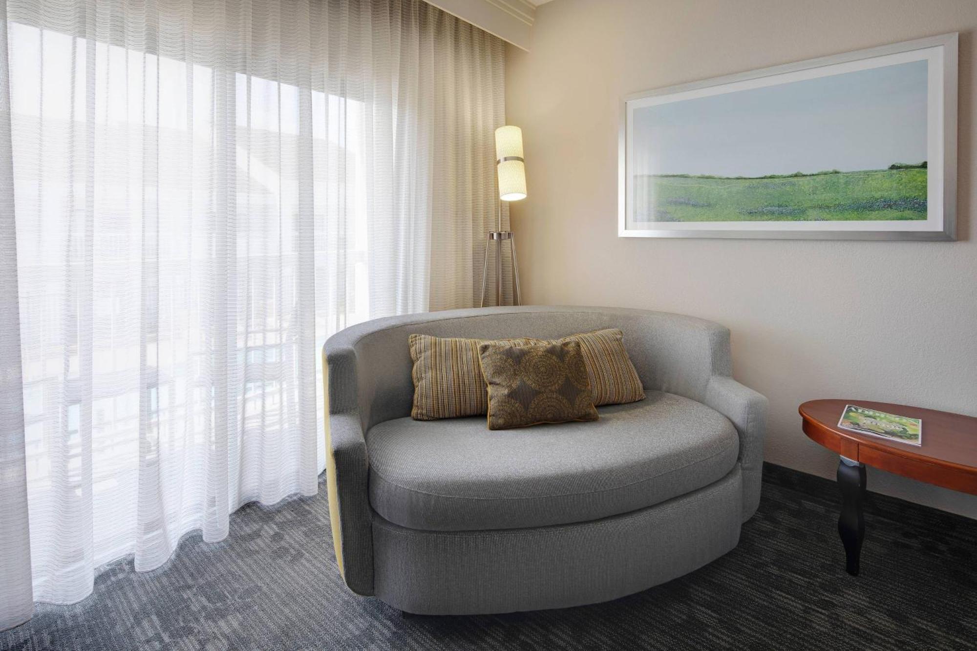 Courtyard Dallas Addison Midway Экстерьер фото