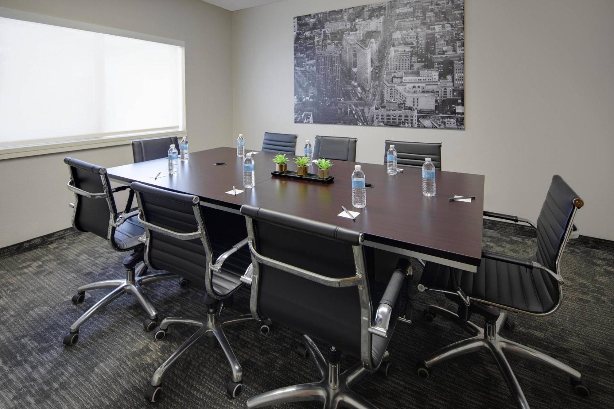 Courtyard Dallas Addison Midway Экстерьер фото
