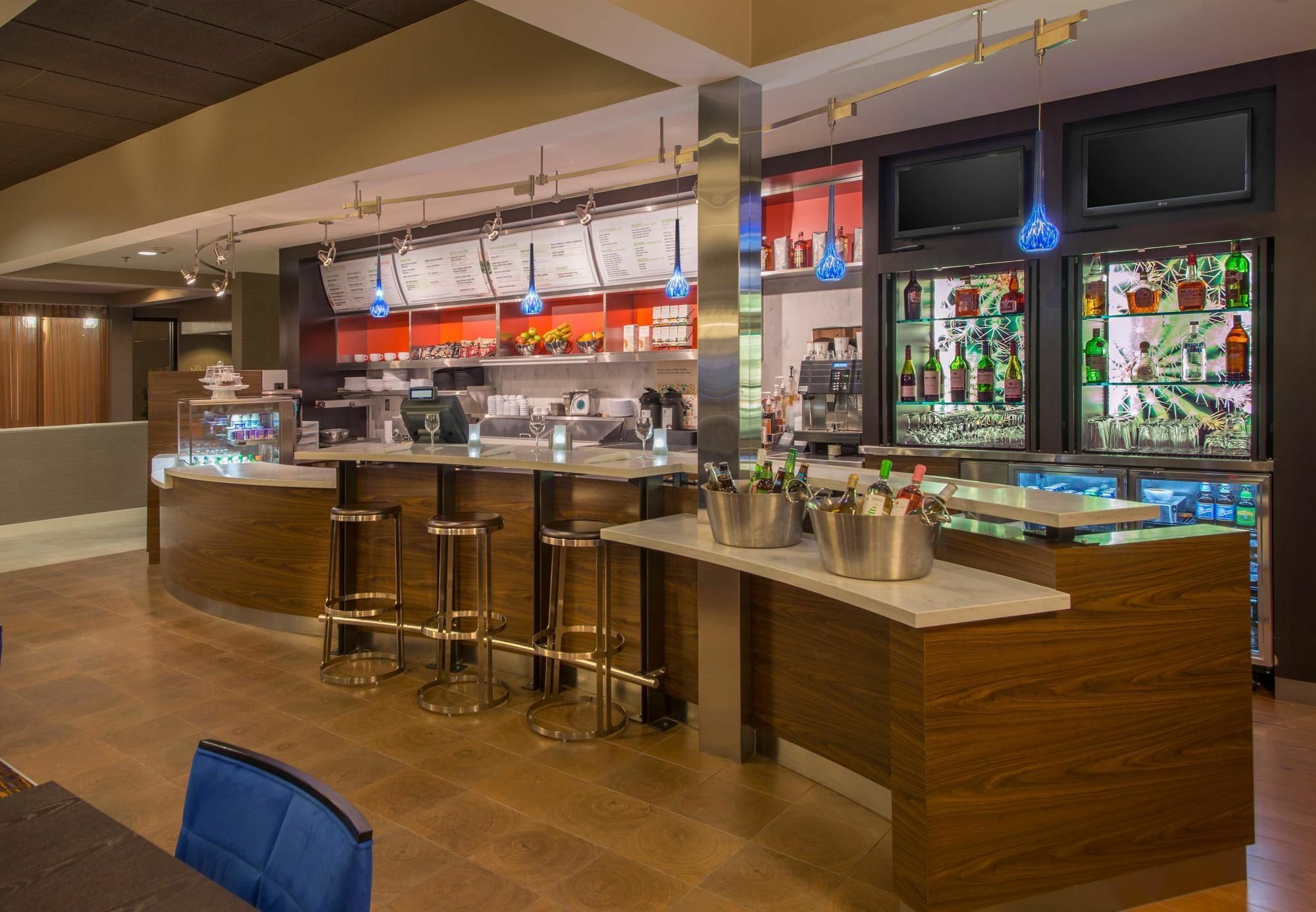 Courtyard Dallas Addison Midway Экстерьер фото