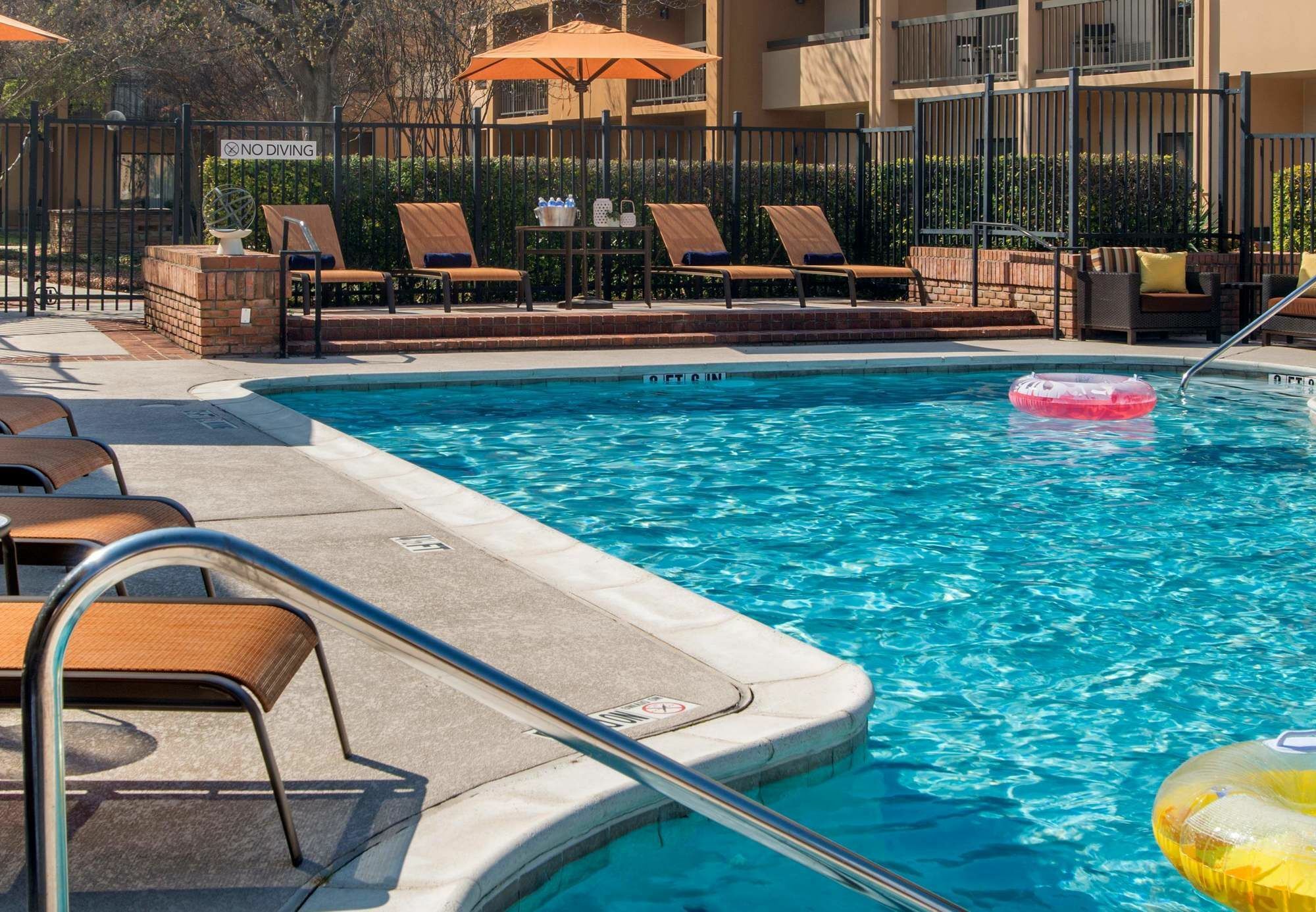 Courtyard Dallas Addison Midway Экстерьер фото