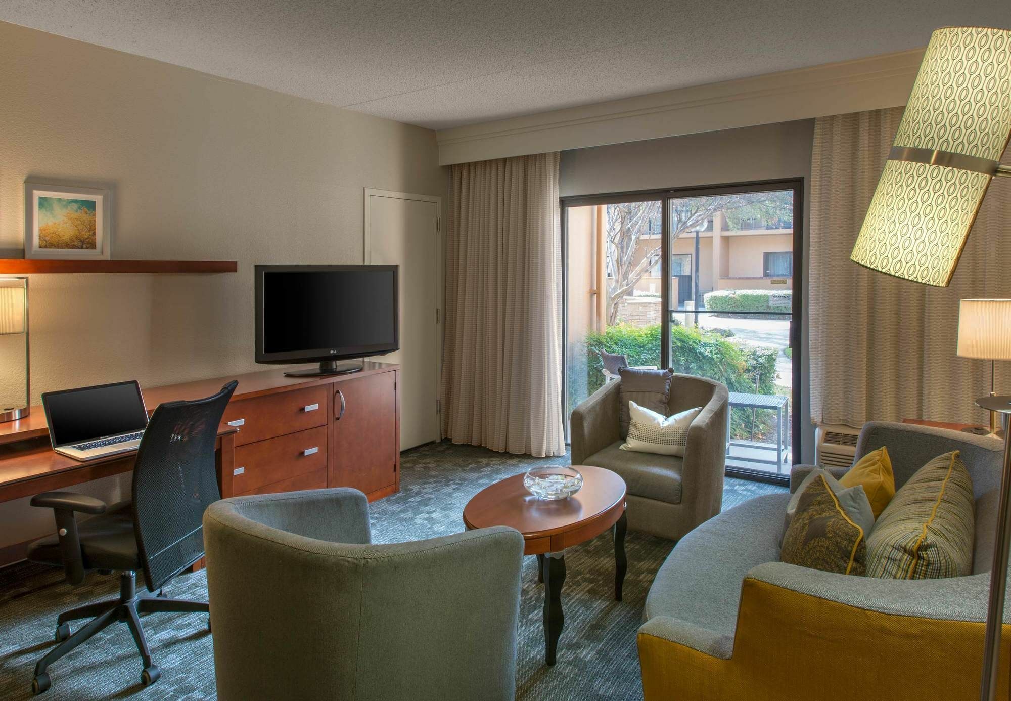 Courtyard Dallas Addison Midway Экстерьер фото