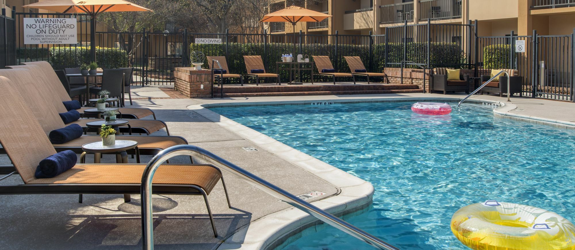 Courtyard Dallas Addison Midway Экстерьер фото